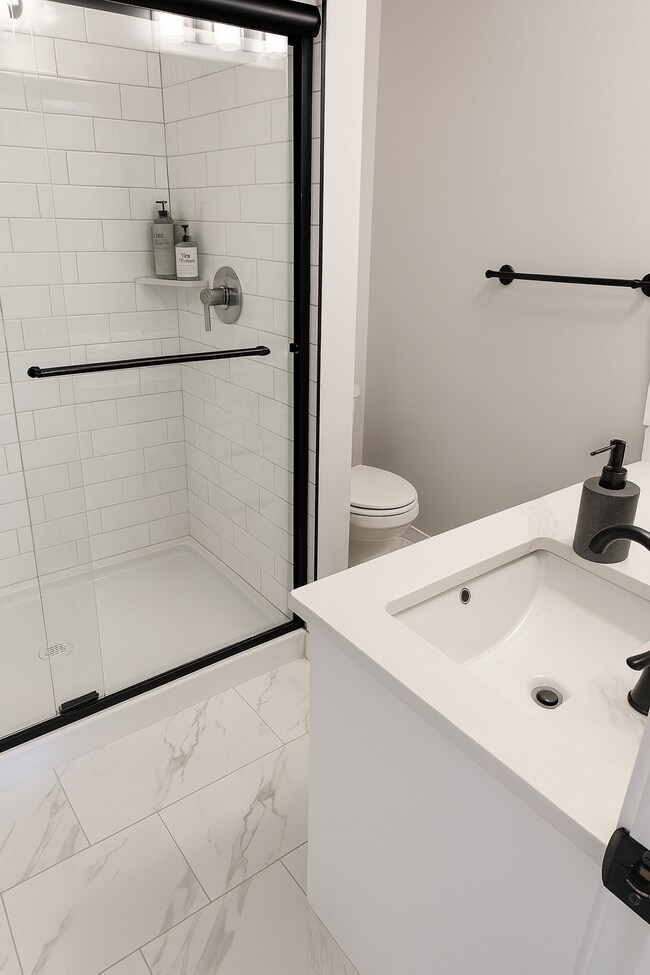 Photo du bâtiment - 7729-174A 174A Ave NW