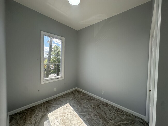 Building Photo - 208 5th St