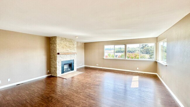 Foto del edificio - Beautifully Remodeled Home, Spacious & Lar...