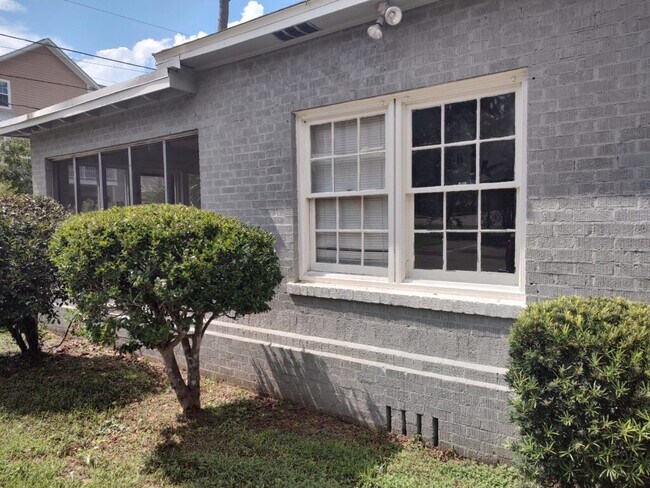 Building Photo - 1714 Belle Vue Way