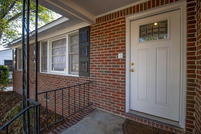 Foto del edificio - Charming 3-Bedroom Brick Home in Cayce
