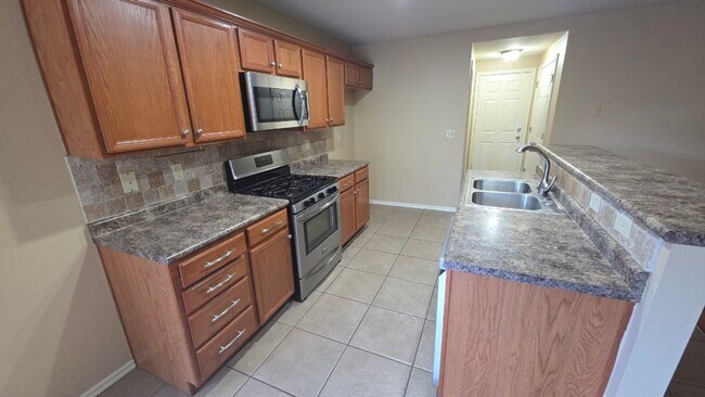 Foto del edificio - 3 bed 2 bath & bonus room - 2 car garage - Pool and playground
