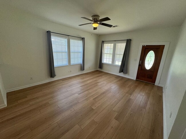 Building Photo - Downtown - Pensacola - 3 bedroom, 2 bathroom