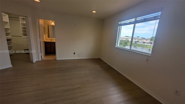 Foto del edificio - 5910 Royal Way