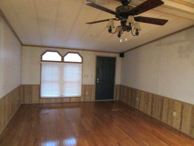 Building Photo - Charming 2 Bed/2.5 Bath - Approx 1 Acre of...