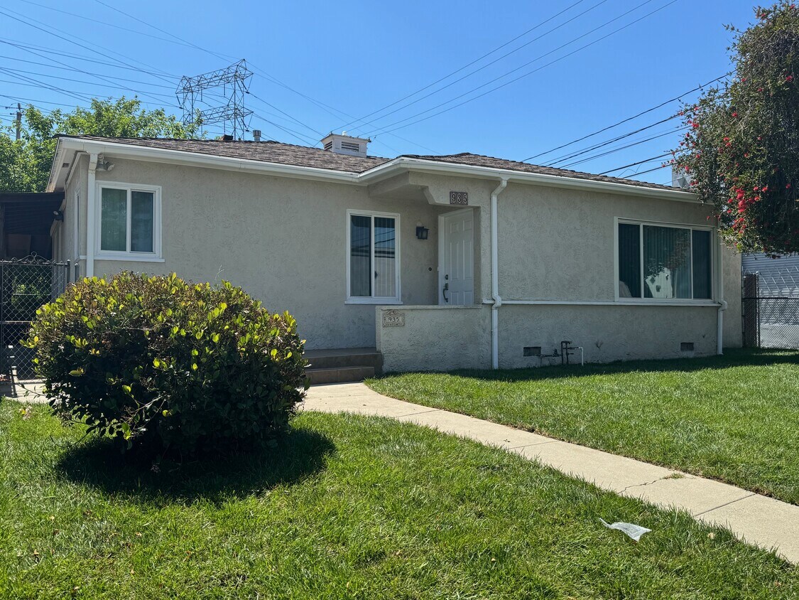 Primary Photo - 935 N Screenland Dr
