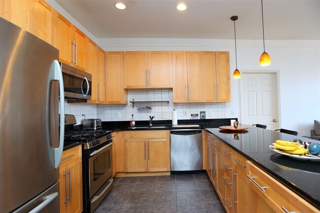 Building Photo - 1300 Grand St