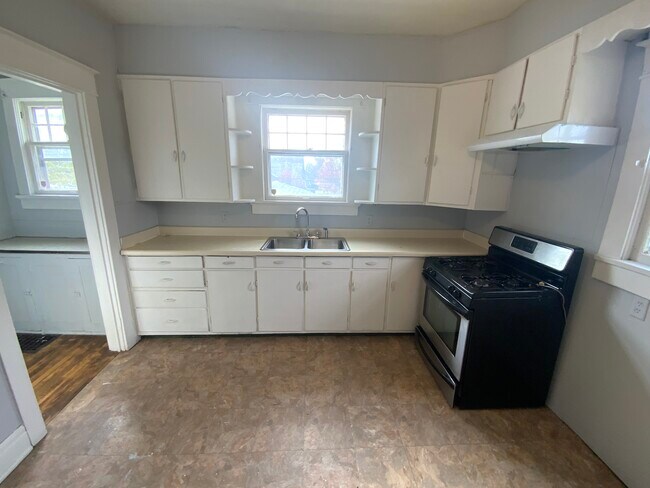 Building Photo - 12 W Roselawn St