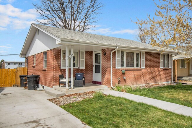 Building Photo - Garden Level 2 Bed, 1 Bath Duplex Availabl...