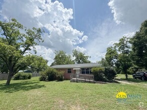 Building Photo - 2052 Roberts Dr