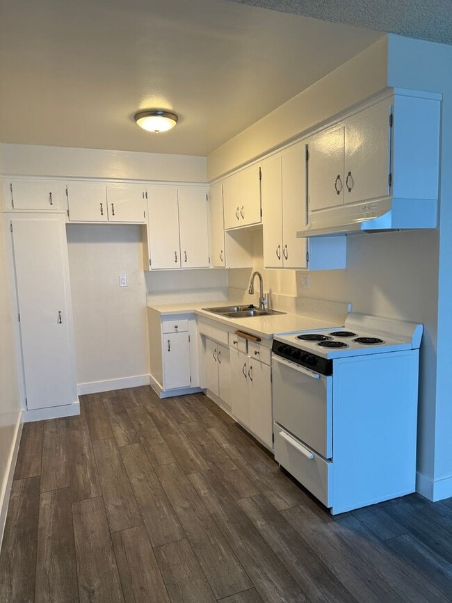 Interior Photo - 13637 Cordary Ave