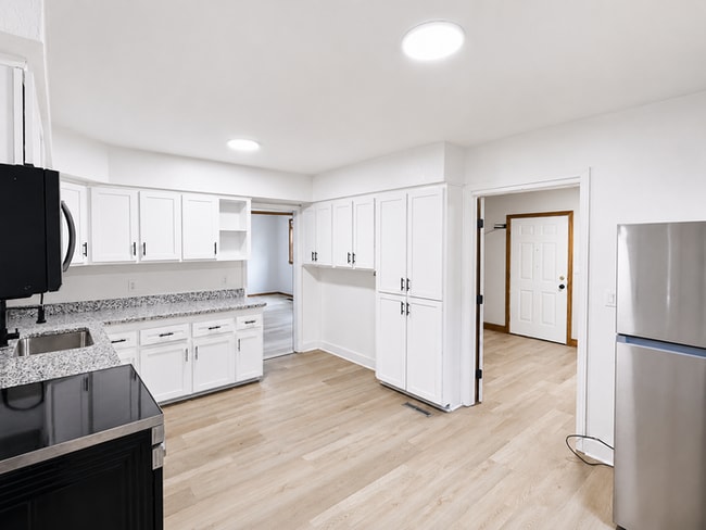 Building Photo - 303 Barder Ave
