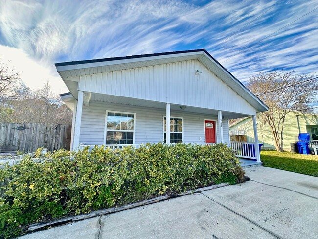 Building Photo - Charming and fully-fenced St. Augustine ho...