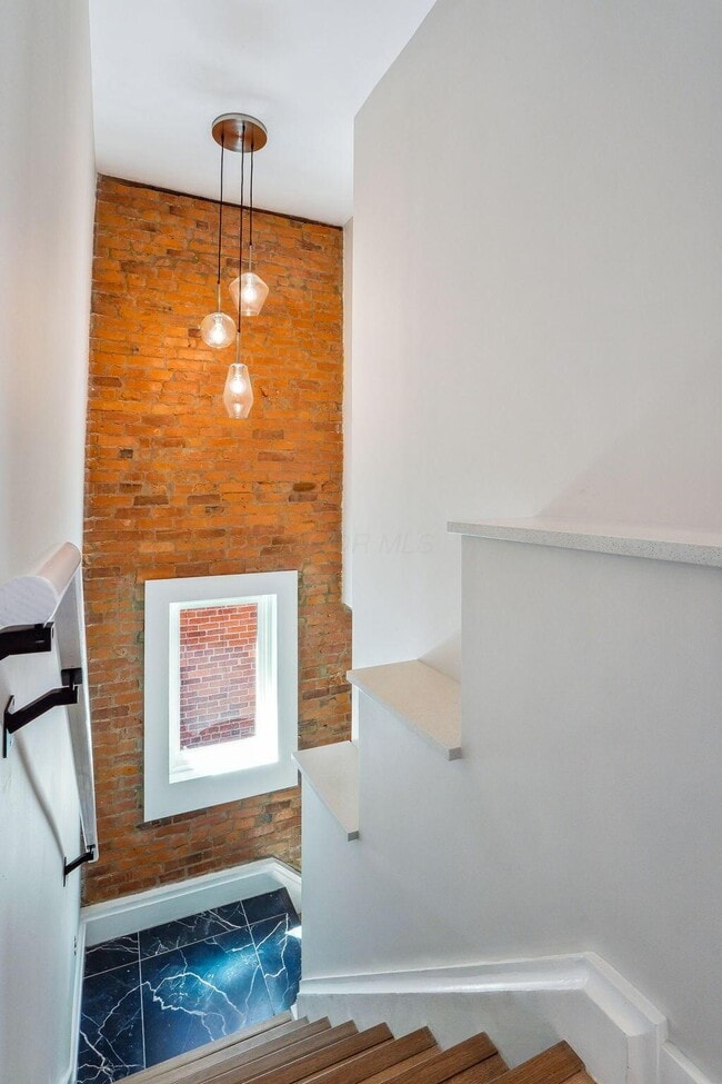 Building Photo - 1386 Neil Ave