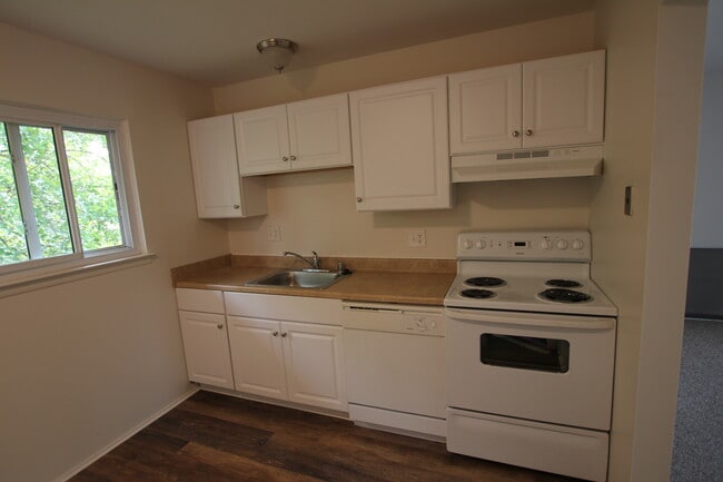 Building Photo - Hickory Grove