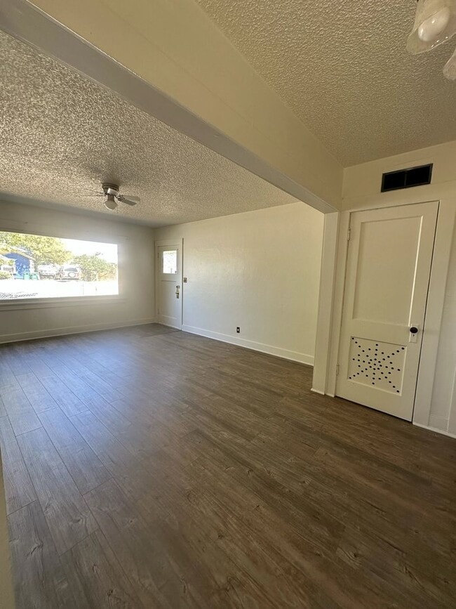 Building Photo - 2024 Darrow Ave