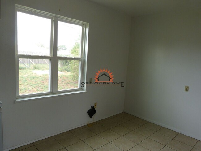 Building Photo - Cute 3 bedrooms 2 bath home 1 car garage