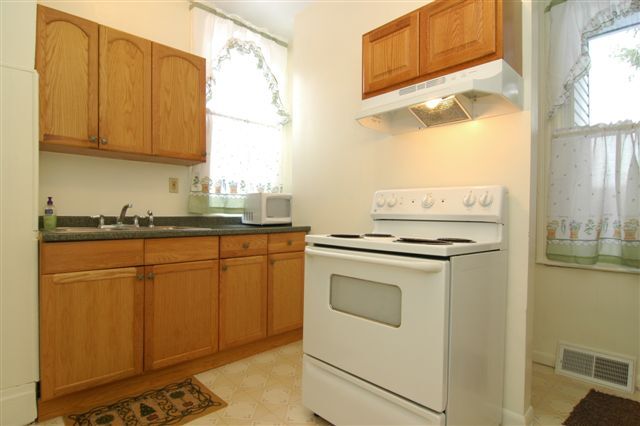 Kitchen with stove/oven - 502 Wyncotte St