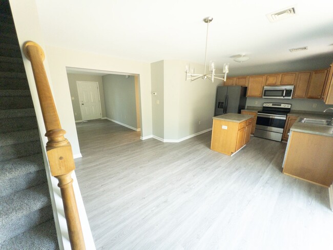 Building Photo - Townhome with 3 beds, 2.5 baths