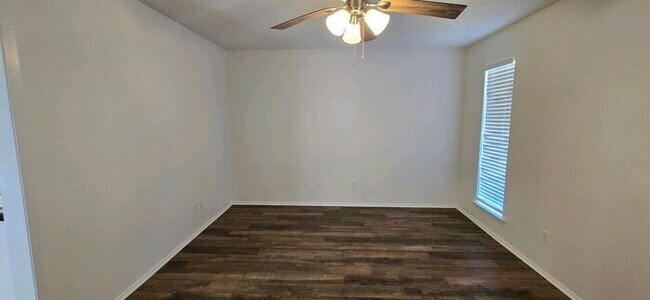 Foto del edificio - Available Now! 2 Bedroom 1 Bath in Longvie...