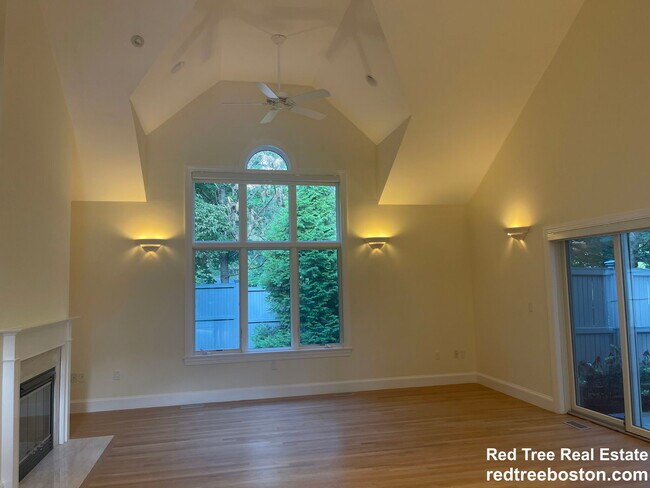 Building Photo - 900 W Roxbury Pkwy