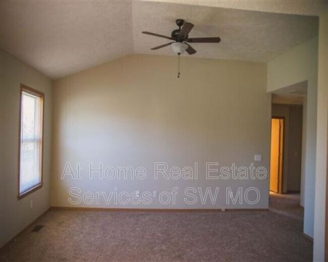 Foto del edificio - 1138 N Hutchinson Ave