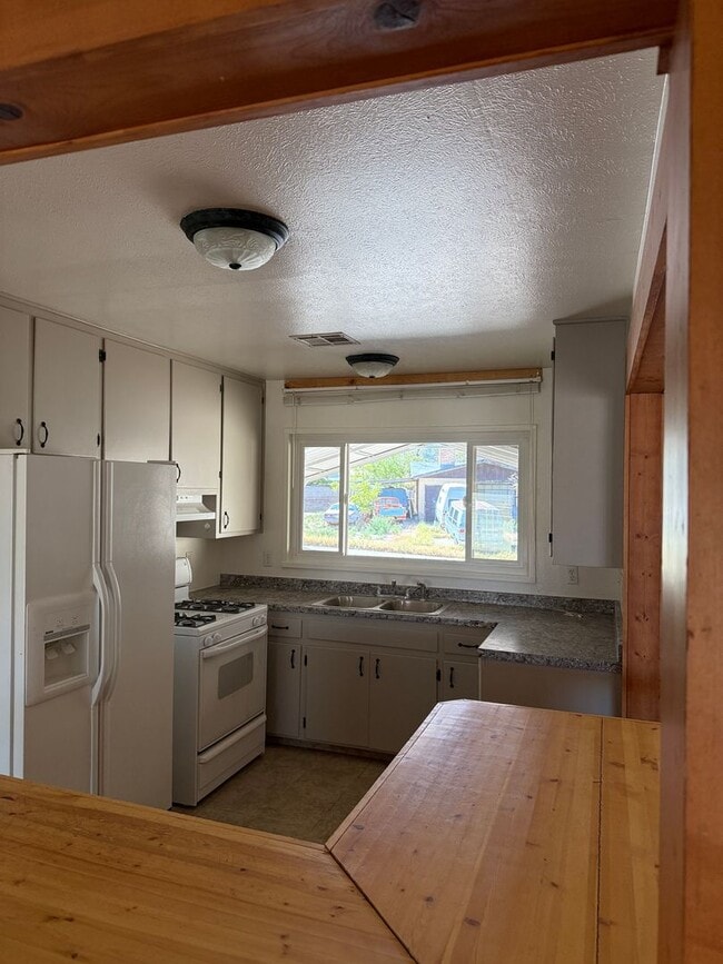 Building Photo - 2101 Aspen Dr