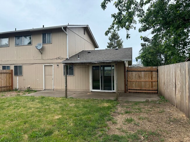 Building Photo - Unique 4 bed 1 1/2 bath duplex in Springfi...