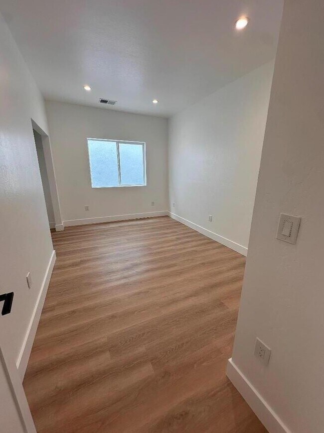 Foto del edificio - 327 Commercial Ave