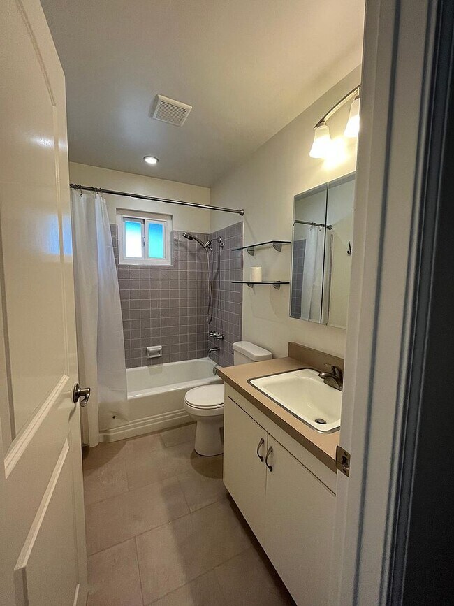 Building Photo - 135 Seacliff Dr