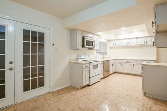 Building Photo - 26 Yewleaf Rd