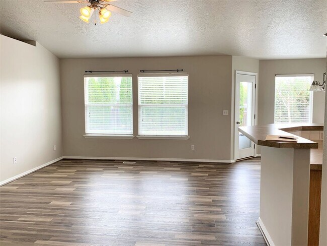 Building Photo - Great 3 bed 2 bath home in a the quiet Rai...
