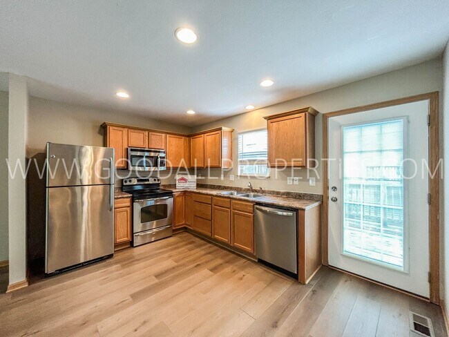 Foto del edificio - 2 Bedroom, 2.5 Bath Townhome in Urbandale with 2 car attached garage!