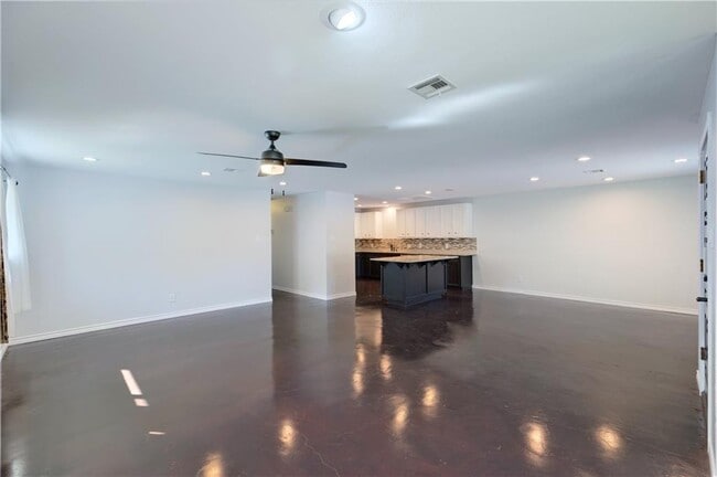 Building Photo - 5608 Oak Blvd