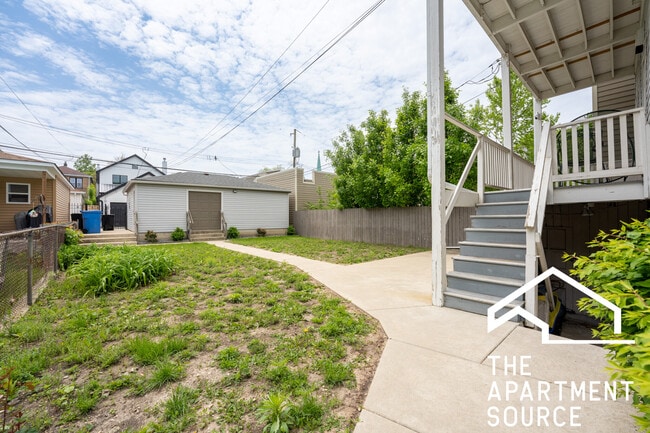 Building Photo - 2853 W Dickens Ave