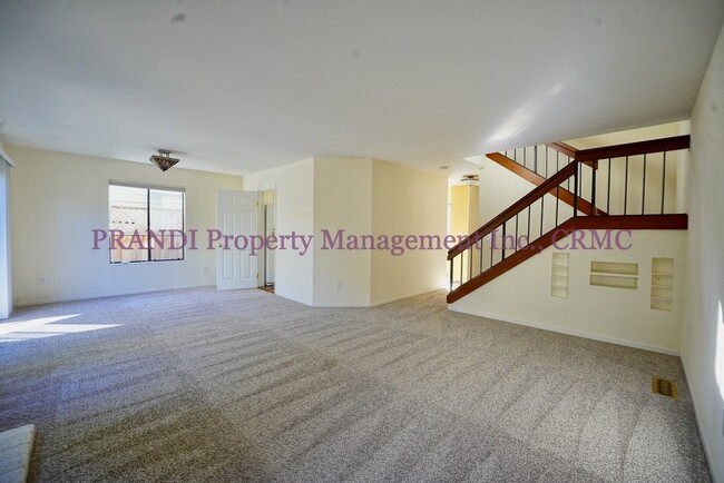 Building Photo - "Charming 2-Bed Townhouse in San Rafael (R...
