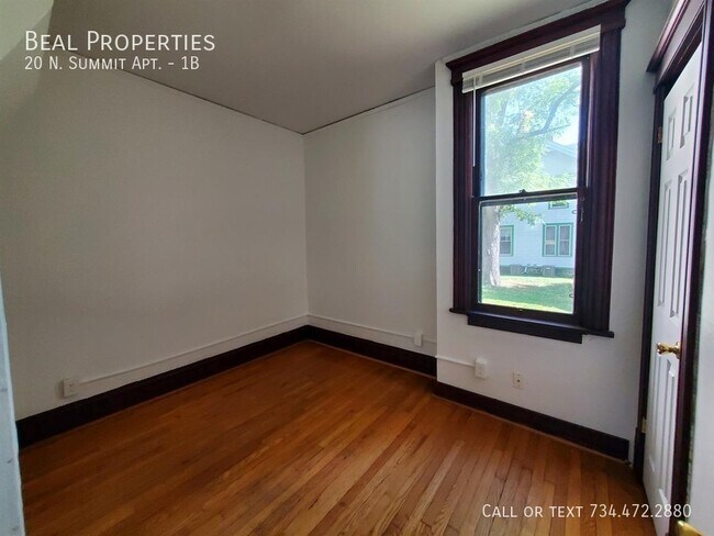 Building Photo - 20 N Summit St