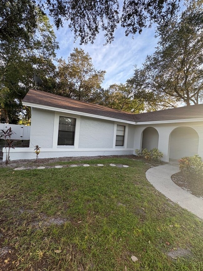 Building Photo - Perfect 3 bed 2 bath with huge fenced back...