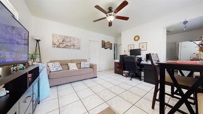 Foto del edificio - 2499 SW 27th St