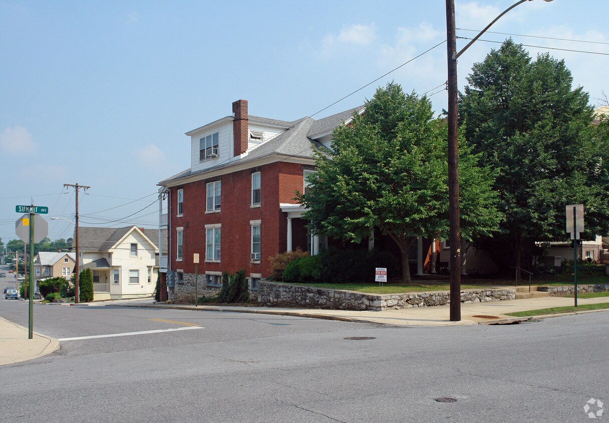 Primary Photo - 600 Summit Ave