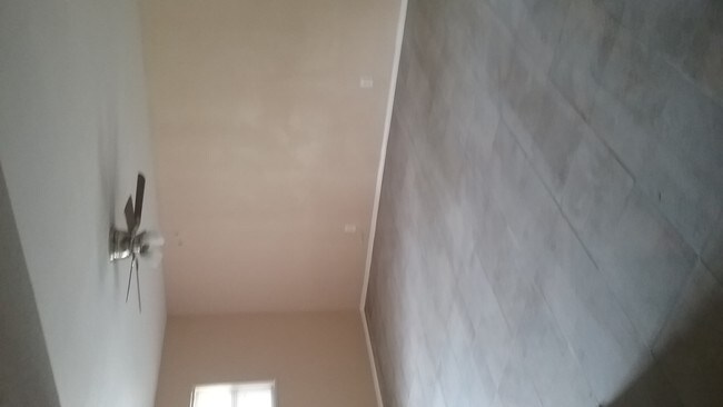 Foto del edificio - 5701 Edmond Ave