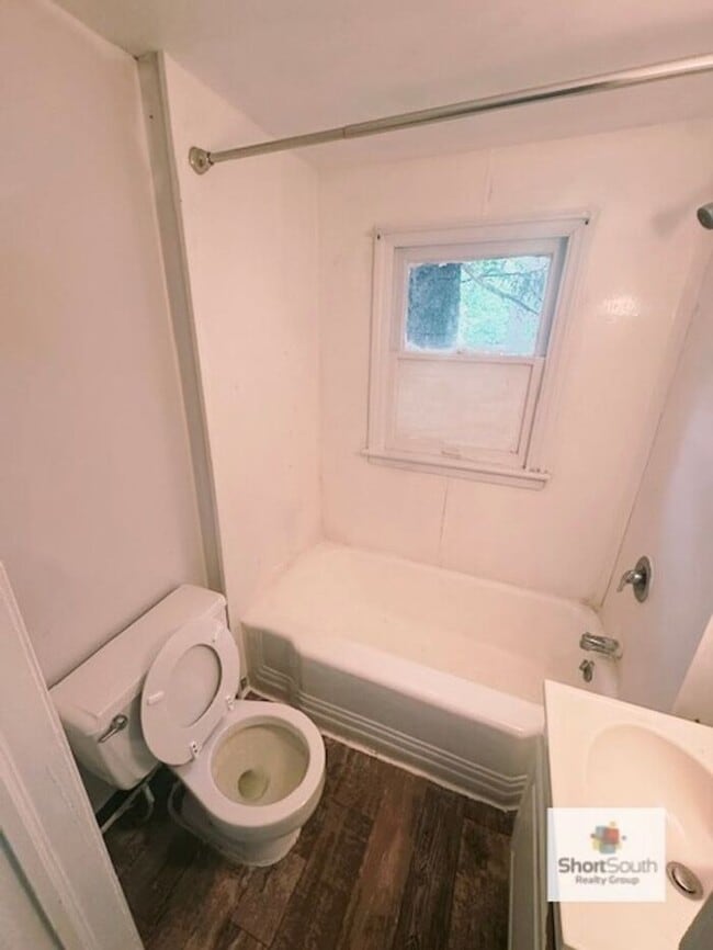 Building Photo - Updated 2 Bed 1 Bath apartment