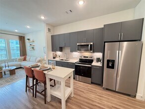 Building Photo - 641 W Crosstimbers St