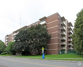 Building Photo - Royal Court