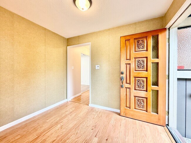 Building Photo - Renovated 3bed/2bath Linda Mar Rancher (Backs to Creek)