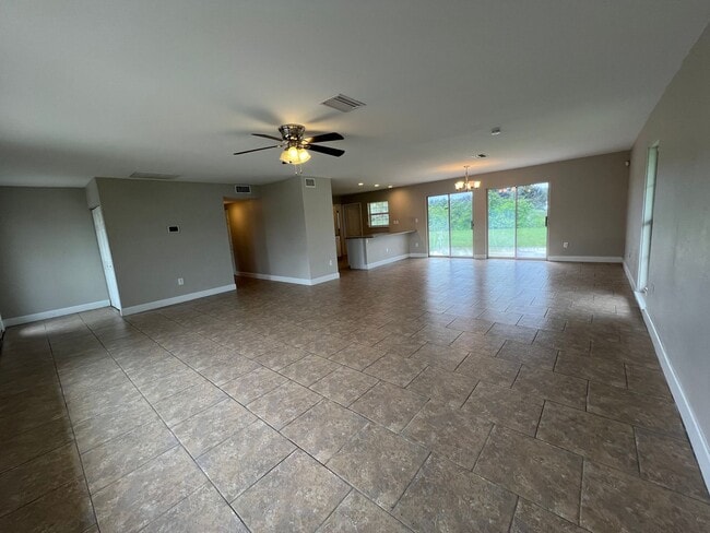 Building Photo - $1,895 ** AVAIL 6/7/25 ** 3 Bed / 2 Bath S...
