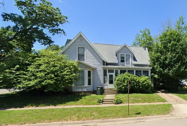 Building Photo - 1 Bedroom, 1 bathroom apartment in great CF location with new flooring throughout!!