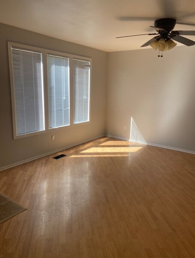 Foto del edificio - Coming soon! Great location, 4 bedroom hou...