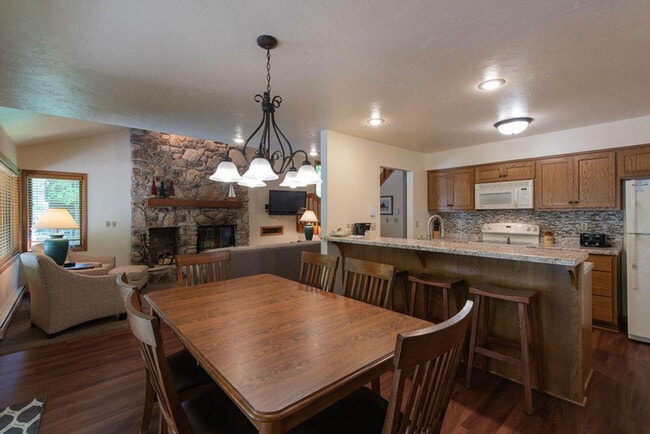 Building Photo - 1702 Forest Ridge Rd