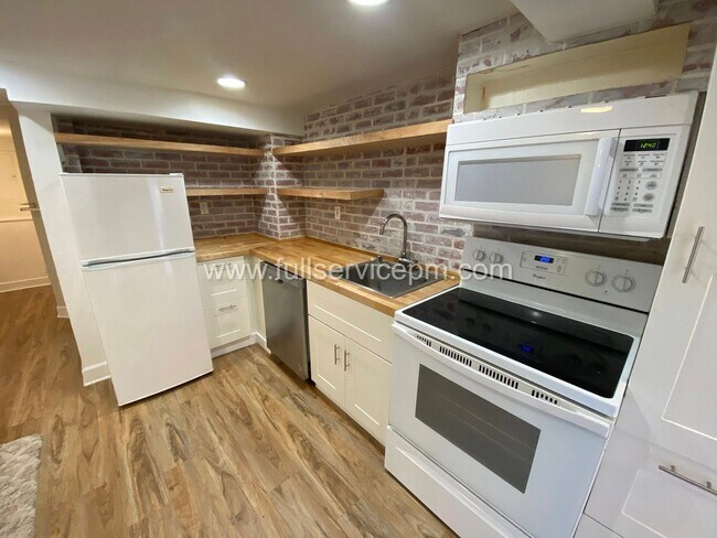 Foto del edificio - 8008 Roosevelt Way NE